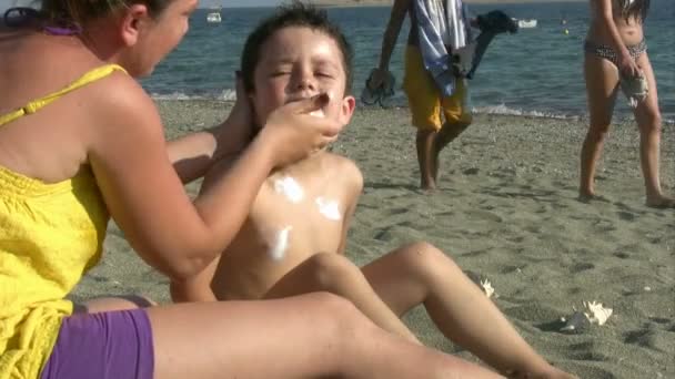 Niño pequeño tomando el sol — Vídeo de stock