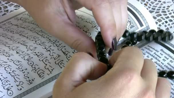 Muslim women beads — Stock Video