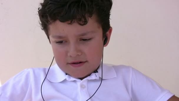 Ragazzo che ascolta la musica — Video Stock