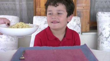 Genç çocuk yemek makarna