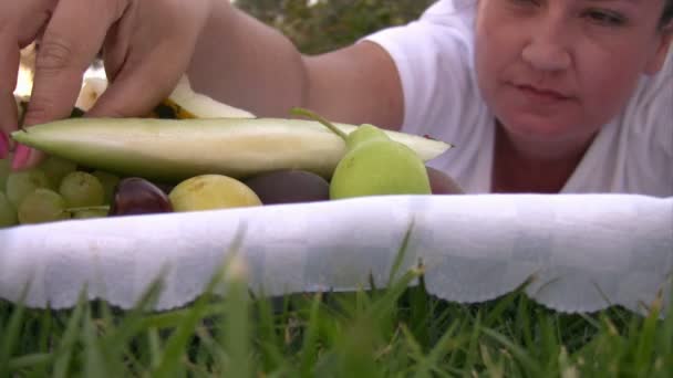 Mujer comiendo fruta — Vídeos de Stock