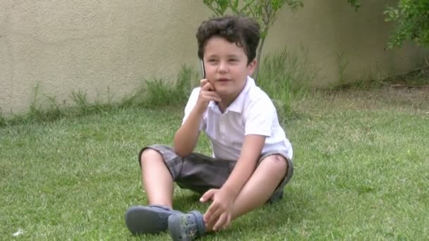 Lille pojke och mobil phone4 — Stockvideo