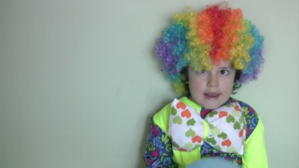 Маленький клоун — стоковое видео