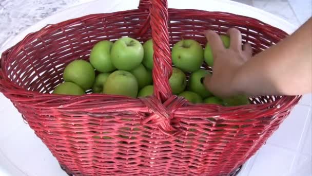 Grüner Apfel im Korb — Stockvideo