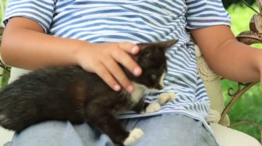 Mutlu küçük çocuk onun kitty seviyor