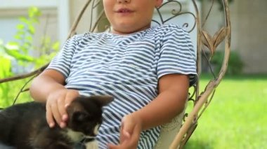 Mutlu küçük çocuk onun kitty seviyor