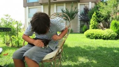 Mutlu küçük çocuk onun kitty seviyor