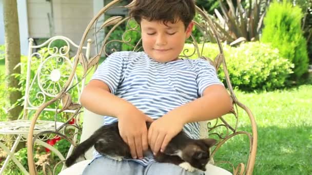 Счастливый маленький мальчик любит свою киску — стоковое видео