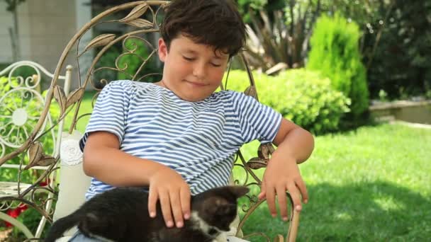 Gelukkig kleine jongen houdt zijn kitty — Stockvideo