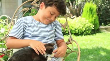 Mutlu küçük çocuk onun kitty seviyor