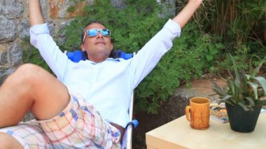 Bahçede dinlenme ve kahve içme adam