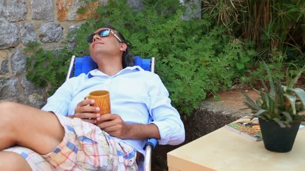 Hombre descansando en el jardín y tomando café — Vídeos de Stock