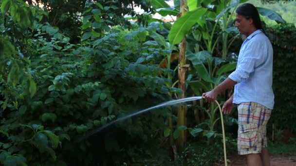 Man die de tuin water geeft — Stockvideo