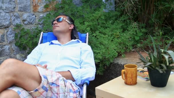 Homme endormi relaxant dans le jardin — Video