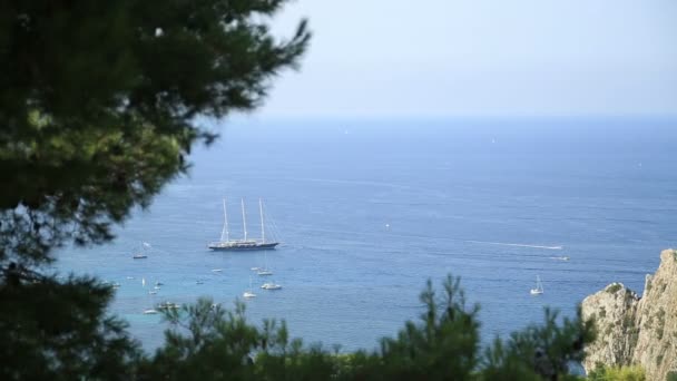 Vista aérea de la hermosa playa con velero 4 — Vídeos de Stock