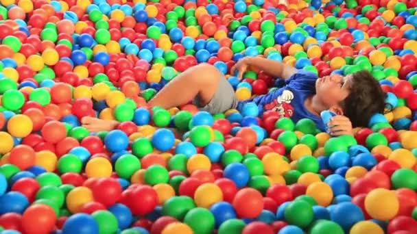 Boy plays in colored ball pit 4 — Stock Video