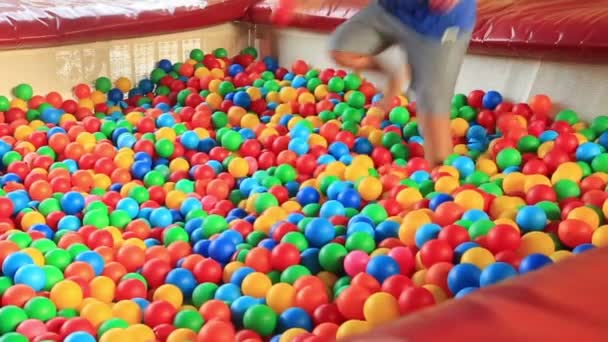 Garçon dans une piscine à balles — Video