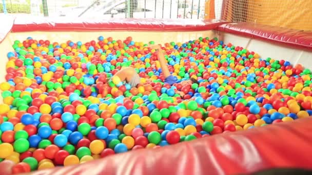 Jongen in een ballenbad — Stockvideo