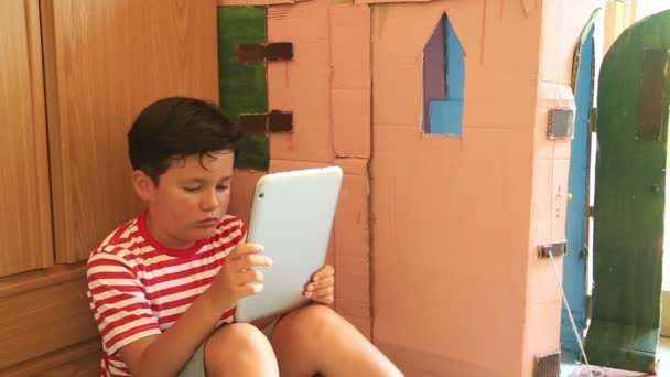 Игры для мальчиков на планшетном компьютере — стоковое видео