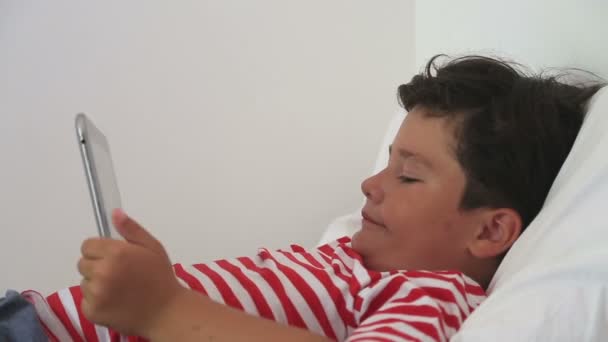 Tablet bilgisayarda oyun genç çocuk — Stok video