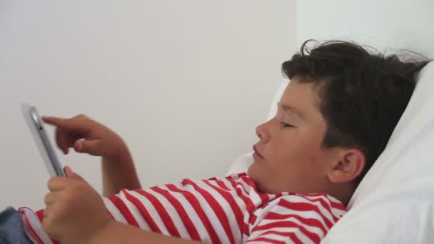 Junge benutze i pad 5 — Stockvideo