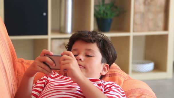 Niño usando el teléfono inteligente — Vídeos de Stock