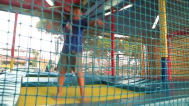 küçük çocuk bir trambolin üzerinde atlama