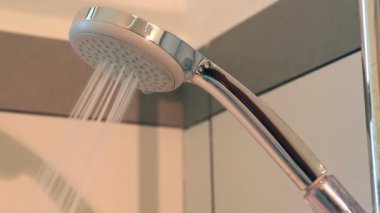 su 2 çalıştırırken üzerinde kafa duş yakın çekim