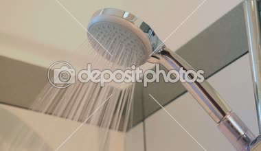 üzerinde kafa duş su 4 çalıştırırken yakın çekim