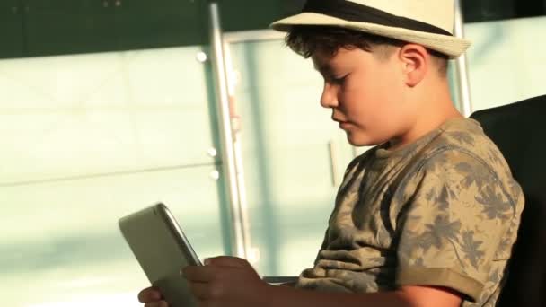 Enfant avec chapeau utilisant i pad — Video