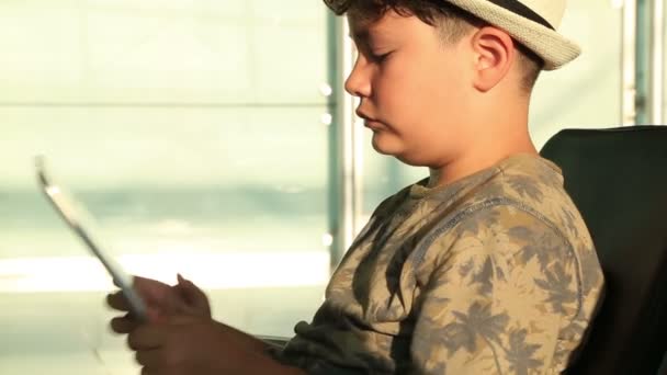 Niño con sombrero usando i pad — Vídeo de stock