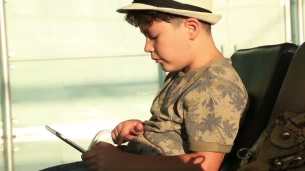 Niño con sombrero usando i pad — Vídeo de stock