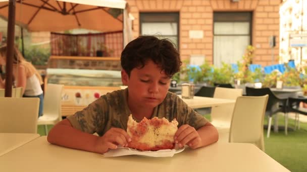 Schattige jongen pizza eten in het restaurant 2 — Stockvideo