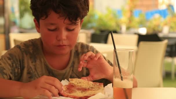 Lindo chico comiendo pizza en el restaurante 2 — Vídeos de Stock