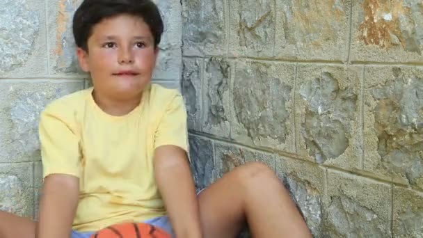 Retrato de um menino bonito com bola — Vídeo de Stock