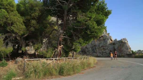 Madre e hijo caminando por senderos de montaña 4 — Vídeos de Stock