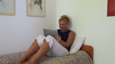 yalan ve tablet bilgisayar video izlerken kadın