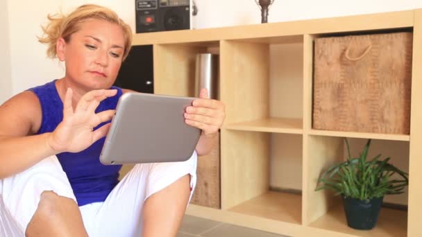 Donna che utilizza tablet digitale — Video Stock