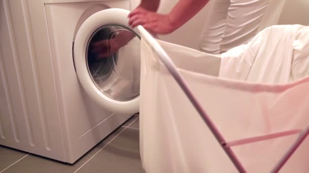 Жінка використовує пральну машину — стокове відео