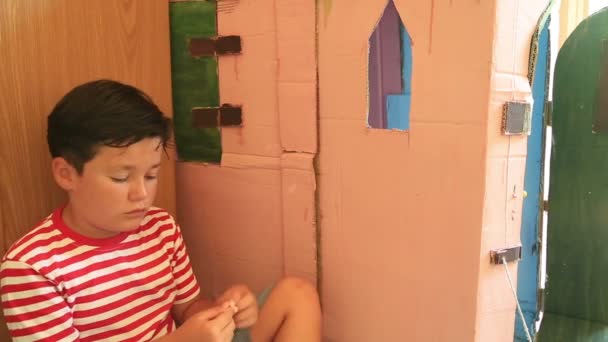 Osamělé dítě sedí sám — Stock video