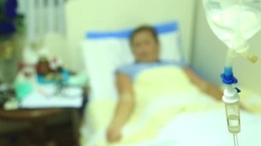 Bir hastane yatağında yatan hasta bir kadın