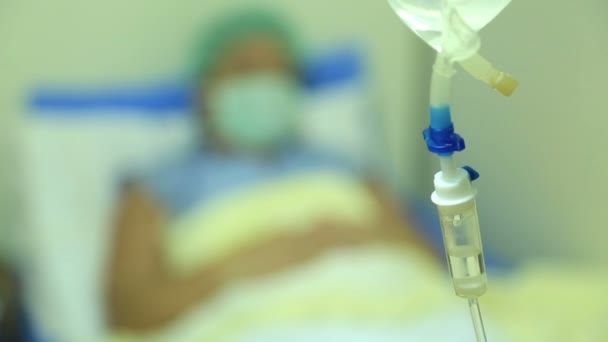 Nemocná žena leží v nemocniční posteli — Stock video
