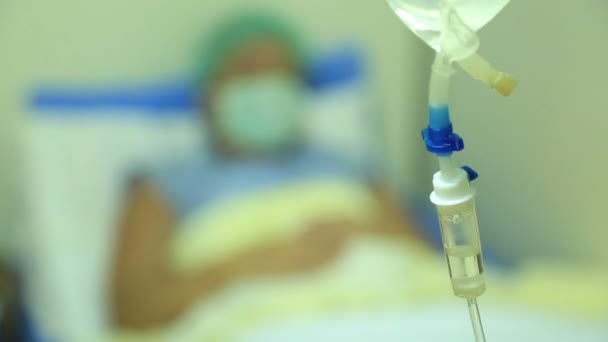 Sjuk kvinna ligga i en sjukhussäng — Stockvideo
