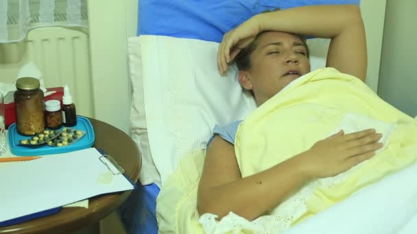 Sick woman can't sleep — Stock Video