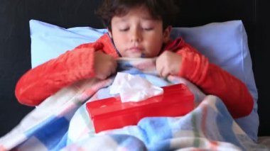 Yatak hapşırma içinde hasta çocuk