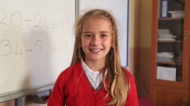 Mükemmel bir yazı gösterilen öğrenci bir artı sınıfta sınıf