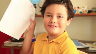 Bir artı bir kağıt mükemmel ile gösterilen öğrenci sınıf