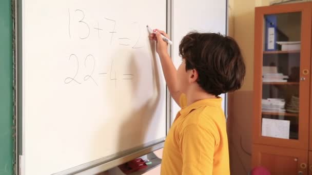 Estudante elementar em sala de aula — Vídeo de Stock