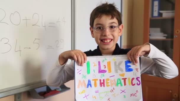 Escolar mostrando como na sala de aula — Vídeo de Stock