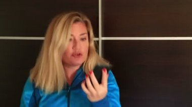 telefonda konuşurken sinirli kadın